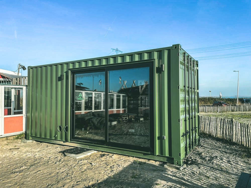 Fitted-out containers